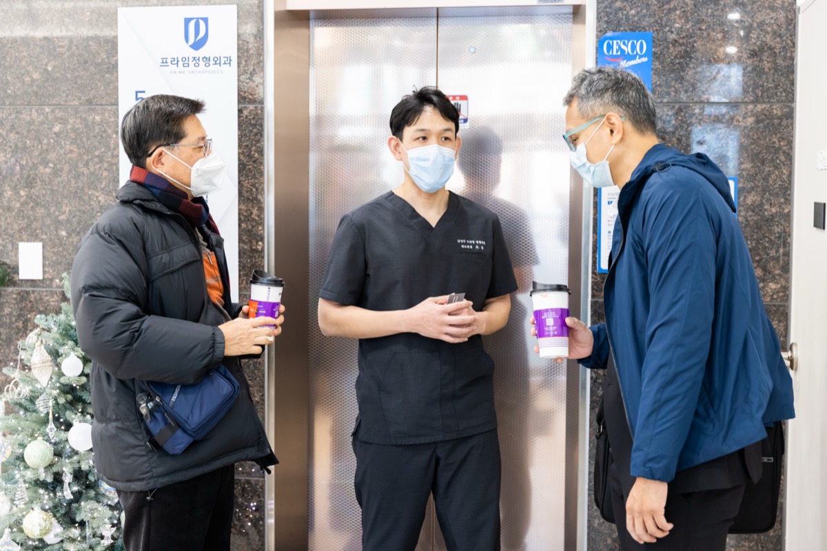 병원 입구에서 진료를 마친 환자를 배웅하는 원장